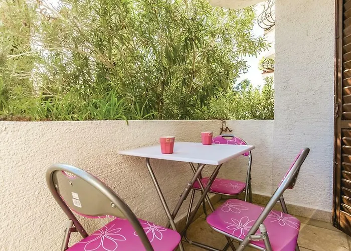 Apartments Jadranovo דירה *